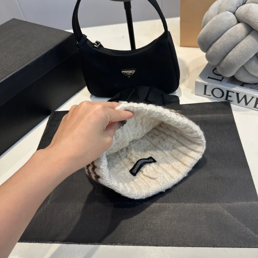 P60 Crow Heart Autumn and Winter Wool Knitted Beanie This must be the favorite of minimalism. It is clean, neat, fashionable and versatile, and will definitely not be picky about your face shape! A fashionable classic that lasts forever! Fashionable black and white can be purchased together!